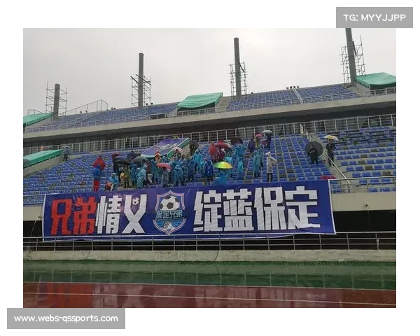 雨战镜头：摩纳哥球迷高唱队歌，客场看台掌声雷动